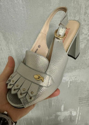 Босоножки на каблуке