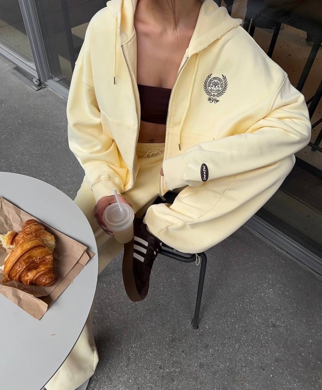 Спортивный костюм 22977193