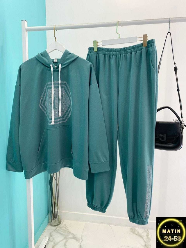 Спортивный костюм 22996614