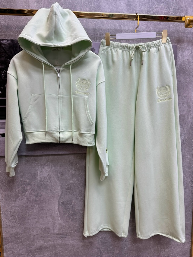 Спортивный костюм 23058875