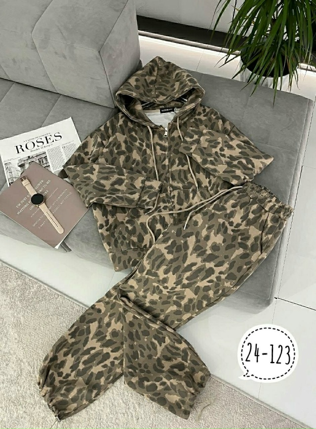 Спортивный костюм 23098378