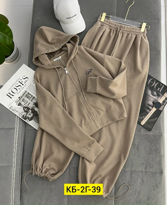 Спортивный костюм 23135339