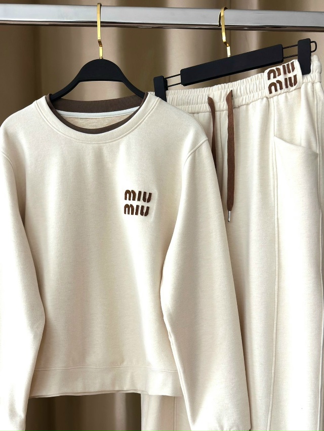 Спортивный костюм 23138485